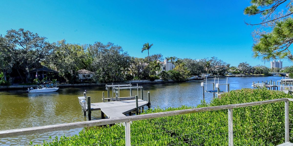 CHARMING 3/2 HOUSE ON CANAL FRONT W/ DOCK IN THE HEART OF DOWNTOWN