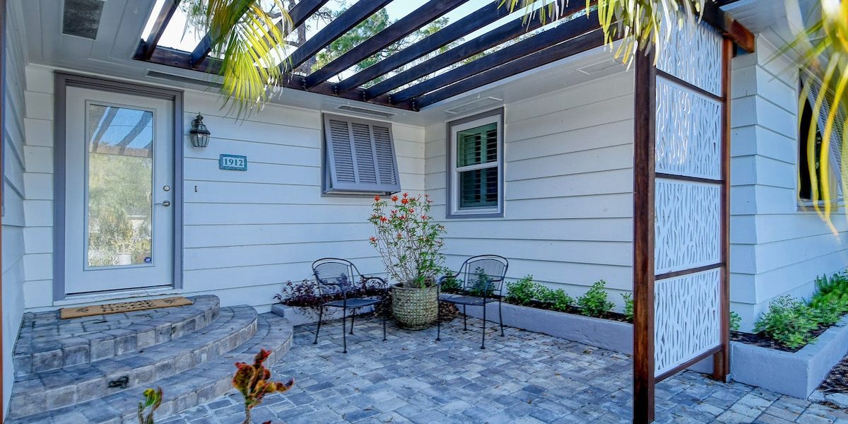 CHARMING 3/2 HOUSE ON CANAL FRONT W/ DOCK IN THE HEART OF DOWNTOWN